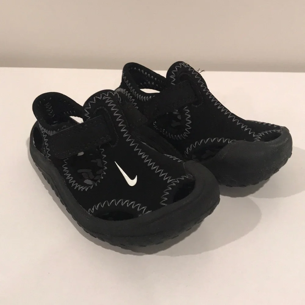 Nike Toddler Water Shoes (size 5C)